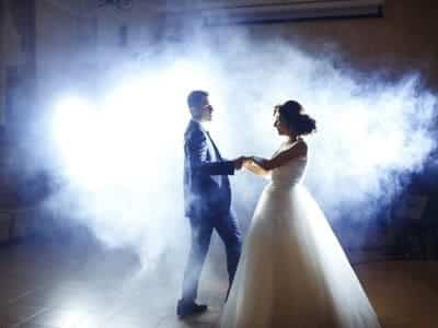 Hochzeitstanz im Nebel unter Scheinwerferlicht