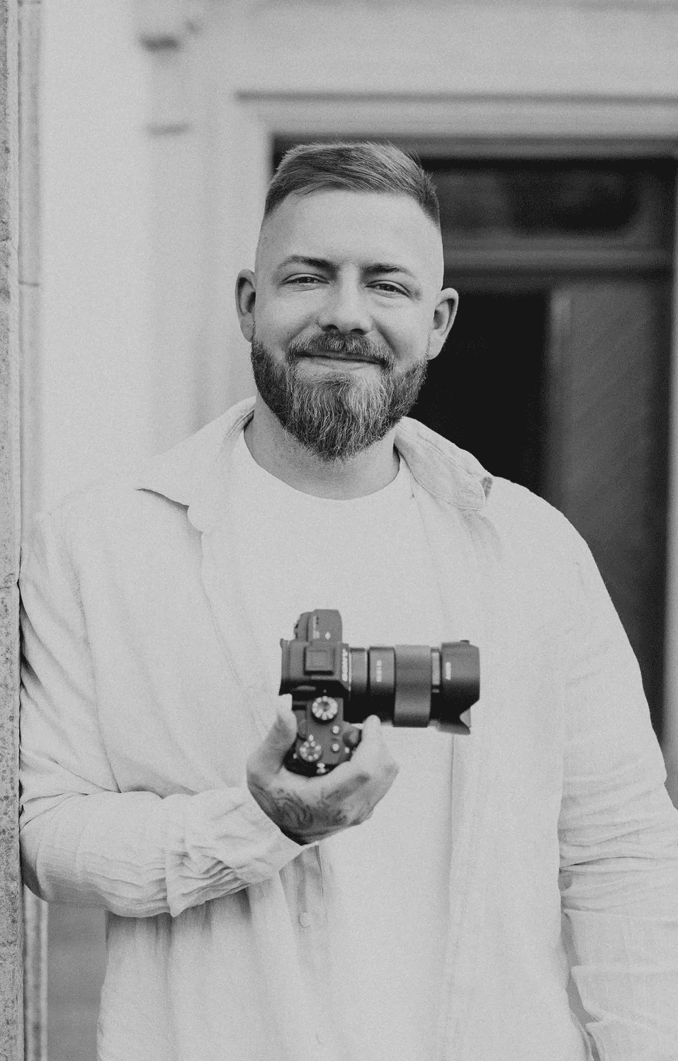 Kevin mit Kamera in der Hand, Schwarzweiß-Porträt